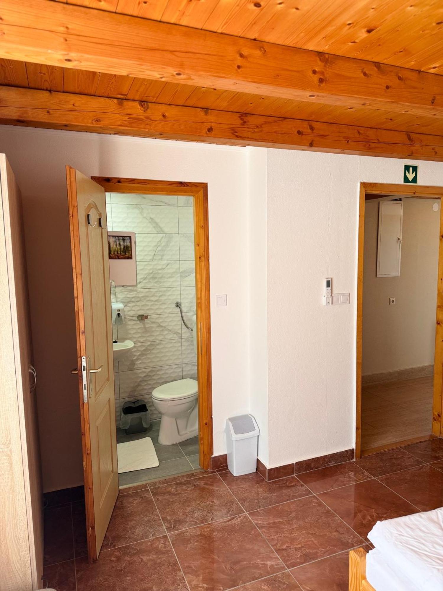 Bed and Breakfast Fuerdo Panzio Karcag Exterior foto